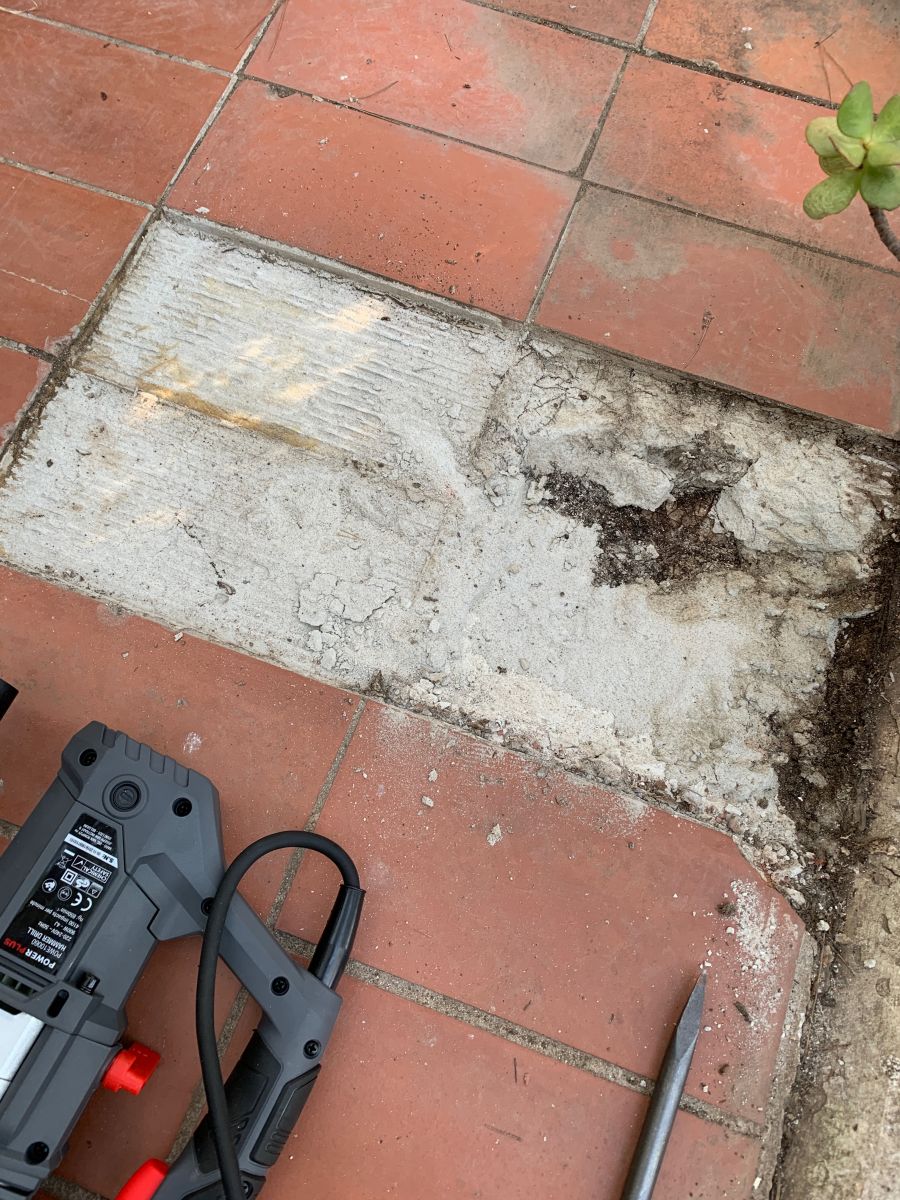 Extra einen Bohrhammer gekauft, um den Treppensockel zu öffnen.