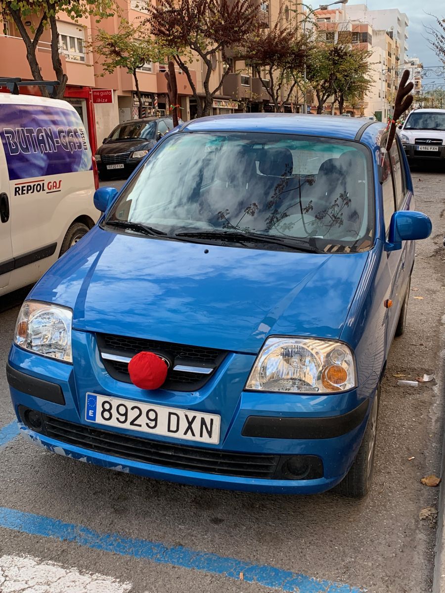 Der blaue Blitz im Rudolph-Kostüm - us dem Kofferraum schaut das kleine Schwänzchen raus.