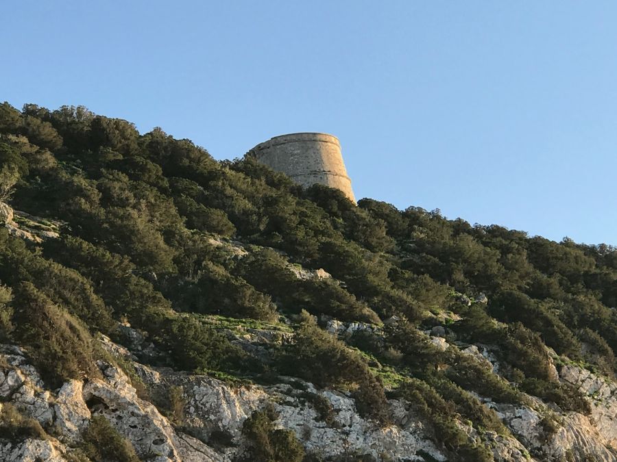Der Piratenturm oberhalb der Vedra. Ein netter Spaziergang und früher konnte man auf den Turm steigen. Bei gutem Wetter kann man von dort das Festland sehen.
