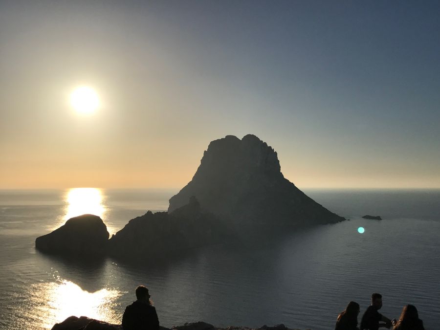 Irgendwie erscheint die Vedra immer mystisch. Mal im Nebel verhangen, mal spielen die Sonnenstrahlen geschickt herum.