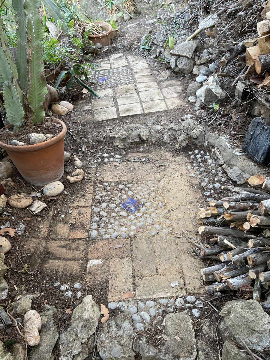Auch hier die Mosaike und gesetzten Steine von Humus und Piniennnadeln befreit.