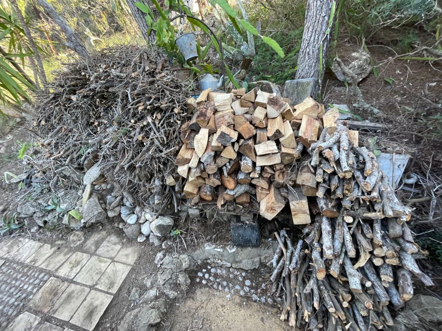 Feuerholz gestapelt, Reisig und Unterholz zerkleinert um den Kamin anzuzünden.